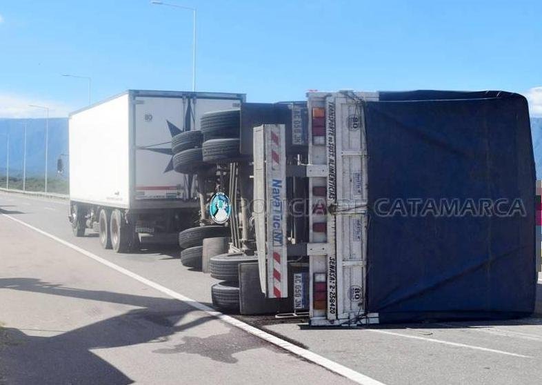 Volcó el acoplado de un camión en Valle Viejo