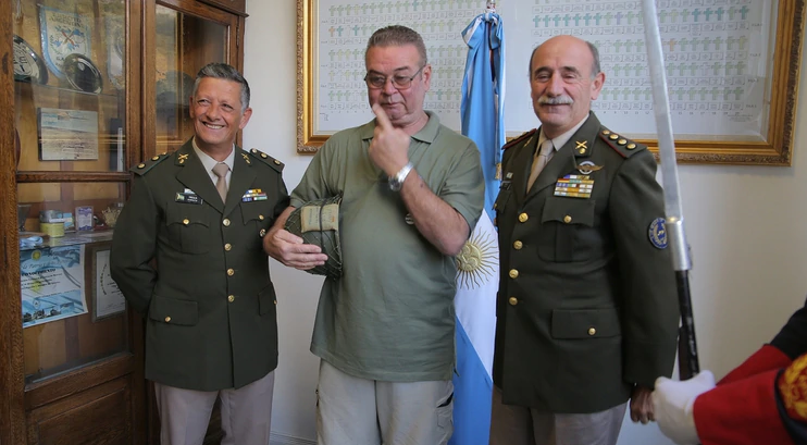 Un militar inglés devolvió a un casco que un soldado argentino usó en Malvinas