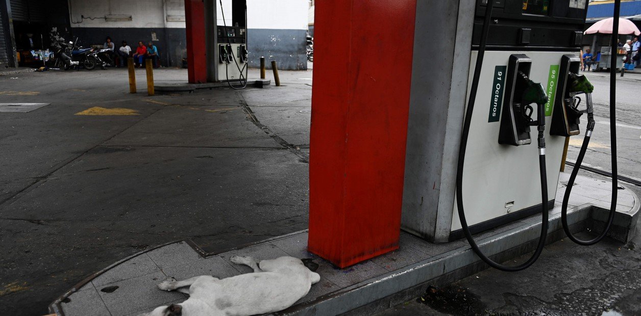 En Venezuela, un huevo y 93 millones de litros de nafta cuesta lo mismo