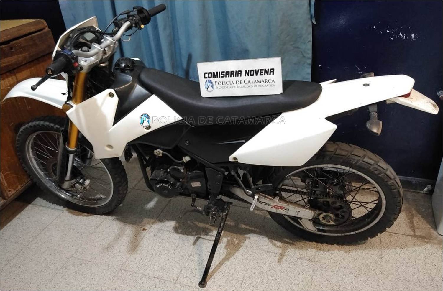 En el sur de Capital detienen a dos jóvenes y secuestran una motocicleta