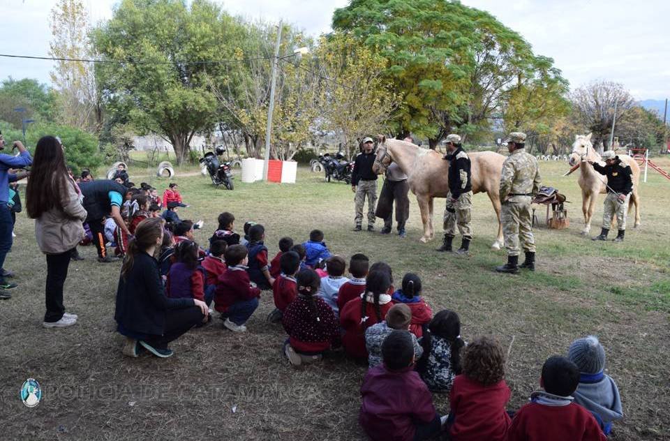 Alumnos del colegio Fasta visitaron la División Canes de la Policía de la Provincia