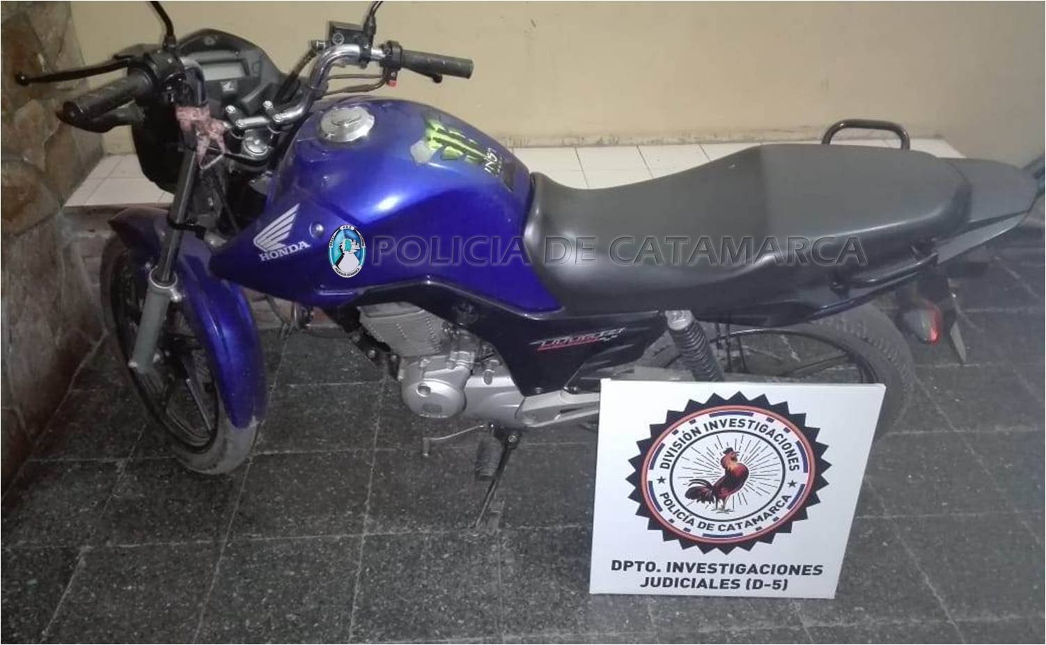 Recuperan una motocicleta robada y arrestan a tres personas en la Capital