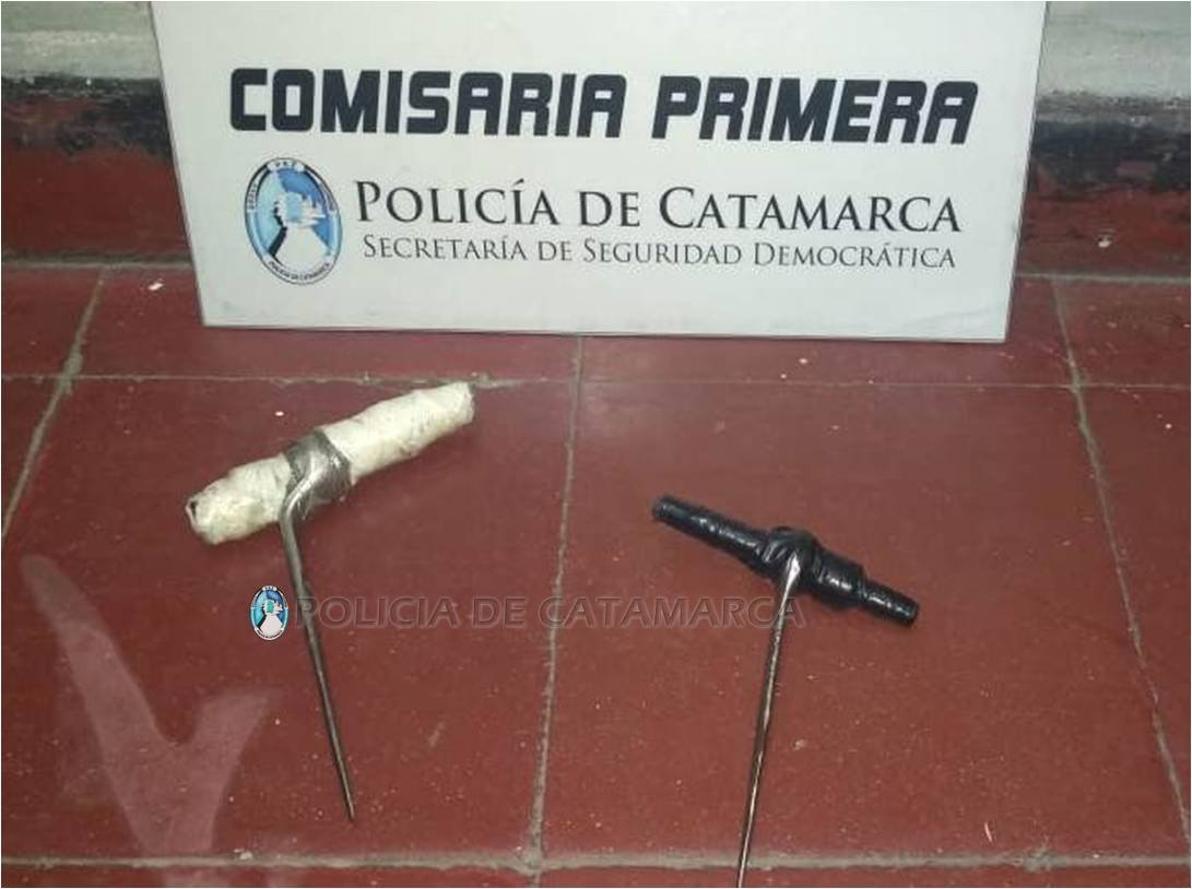 Arrestan a dos personas y secuestran dos «espaditas» en la Capital