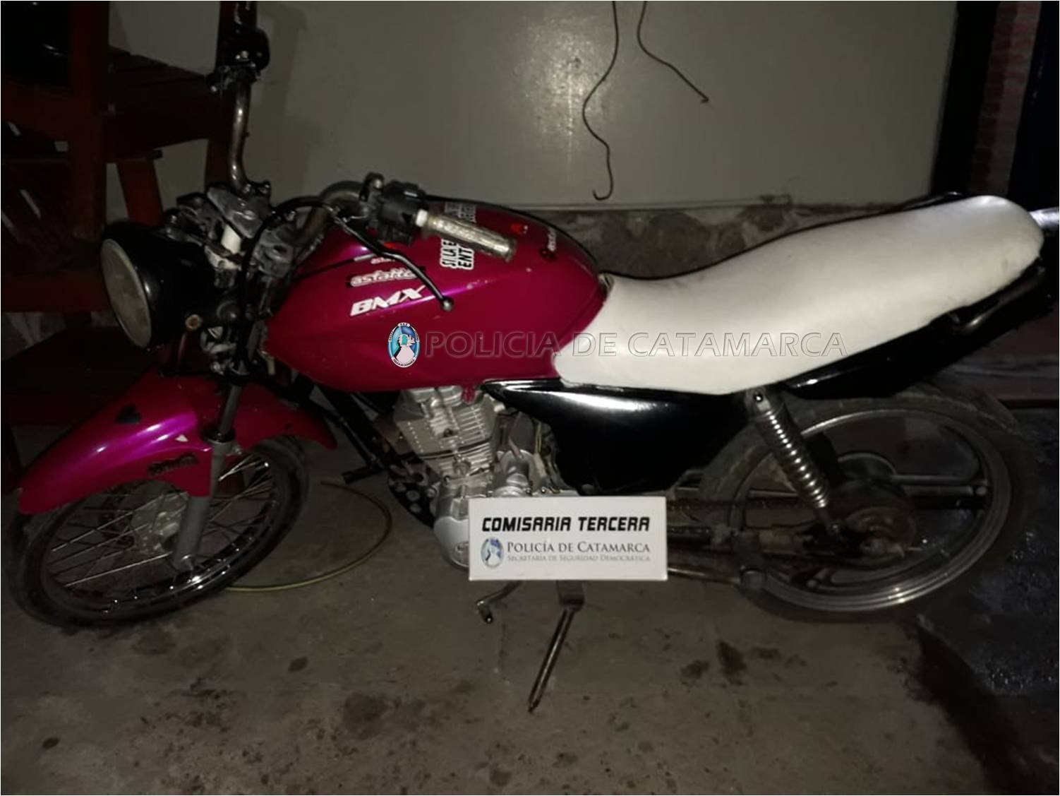 Arrestan a dos jóvenes y secuestran una motocicleta en Banda de Varela
