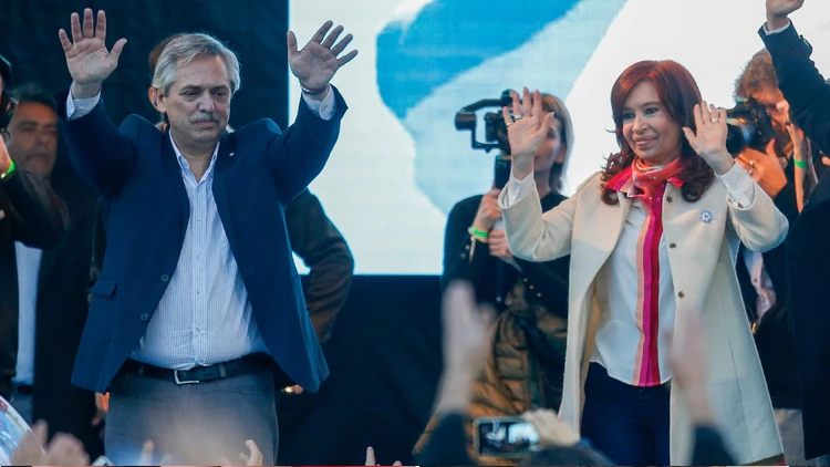 Cristina viaja a Rosario a presentar su libro y Alberto Fernández arranca su campaña en San Juan