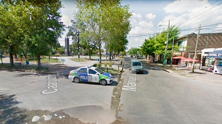 Una mujer policía y sus dos hijos fueron encontrados muertos en un auto