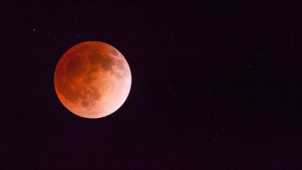 La Luna «celebra» los 50 años del Apolo 11 con un eclipse parcial