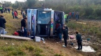 13 muertos y más de 20 heridos al volcar un colectivo con jubilados