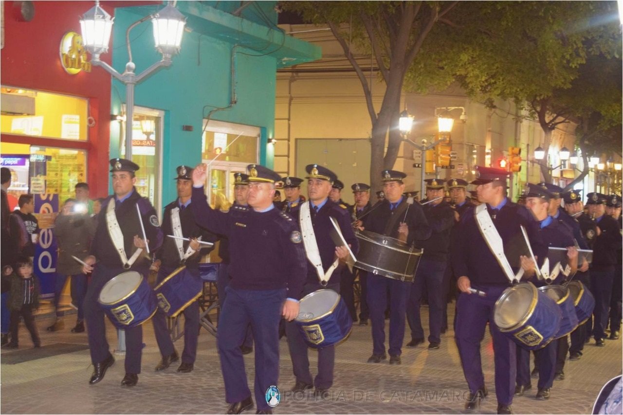 La Banda de Música de la Policía de la Provincia alentó a la Selección Nacional con una retreta musical en el centro de la Capital