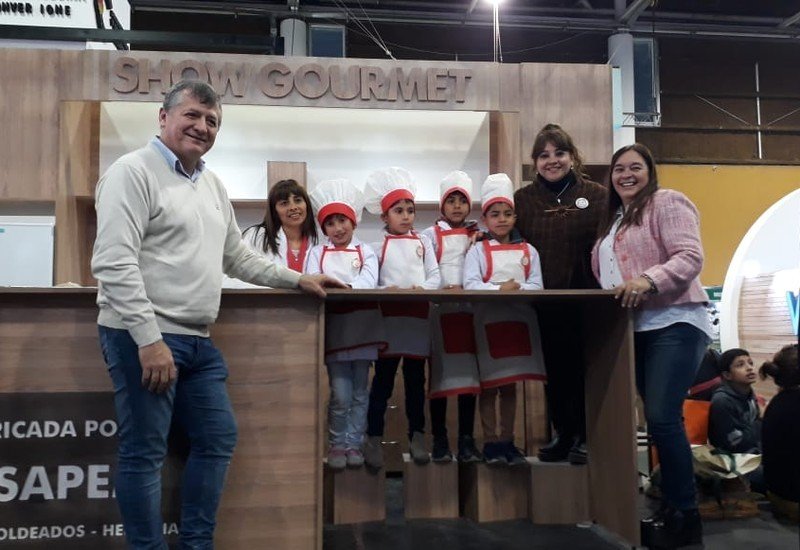 Cocineritos de la Escuela Crisanto Gómez prepararon bocaditos de algarroba en el Poncho 2019