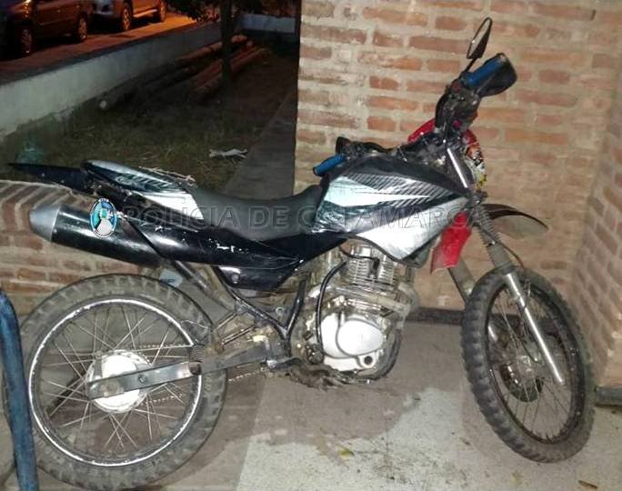 Arrestan a un joven y secuestran una motocicleta de dudosa procedencia