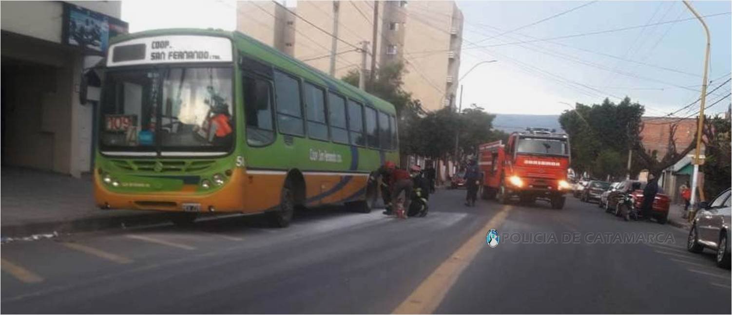 Policías sofocaron un principio de incendio en un colectivo del transporte urbano de pasajeros