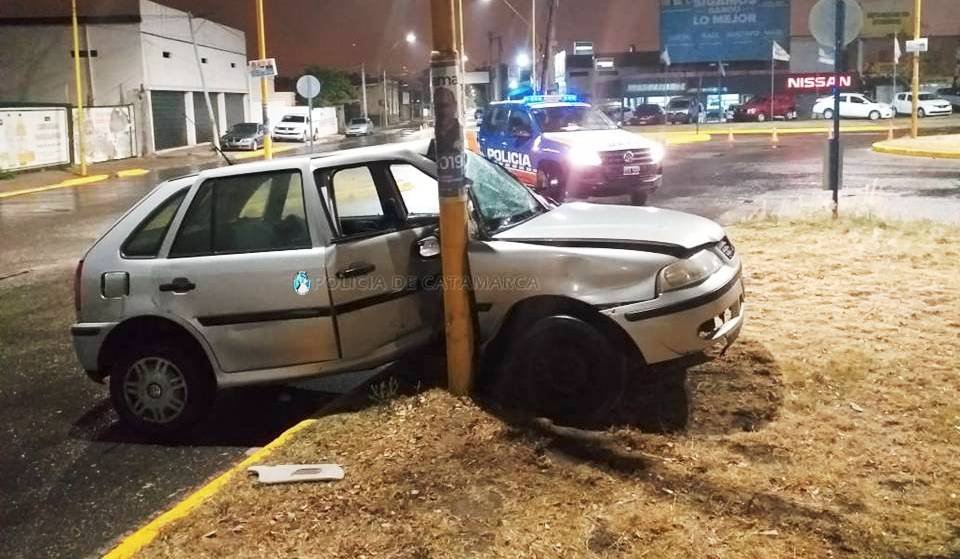 Chocó contra un poste del alumbrado público y resultó lesionado