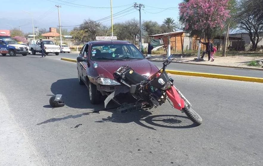 Una moto y un auto protagonizaron un siniestro vial