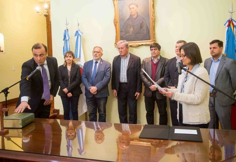 La Gobernadora Lucía Corpacci, tomo juramento al nuevo funcionario de Salud