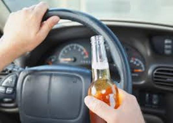 Arrestado por conducir en estado de ebriedad y estar realizando maniobras peligrosas