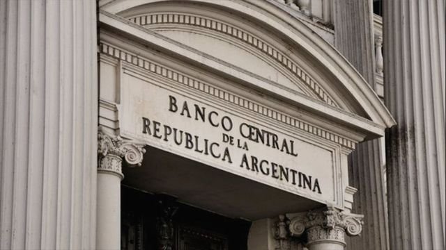 El Gobierno aplicará sanciones a los ahorristas que compren más de 10 mil dólares