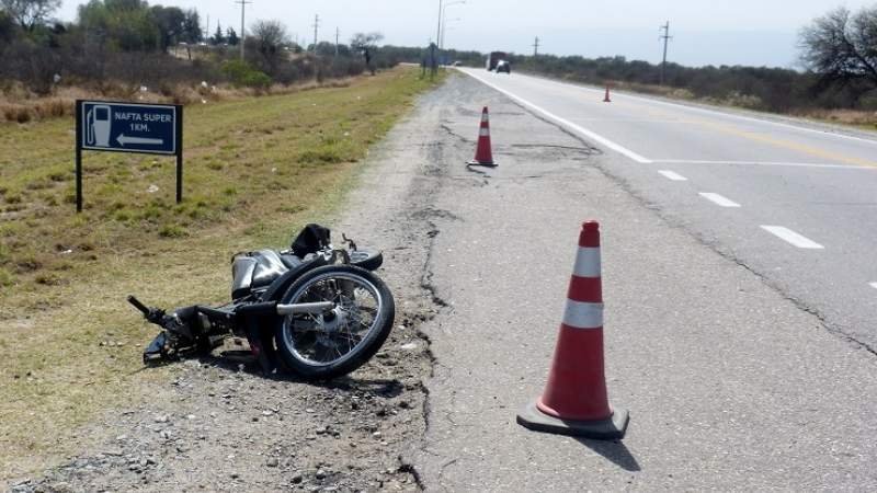 Dos jóvenes en moto derraparon en el ingreso a Miraflores