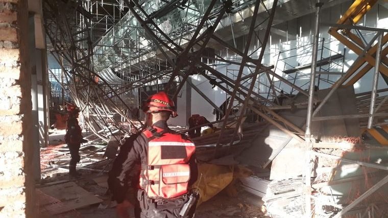 Derrumbe en el aeropuerto de Ezeiza: un muerto y trece heridos