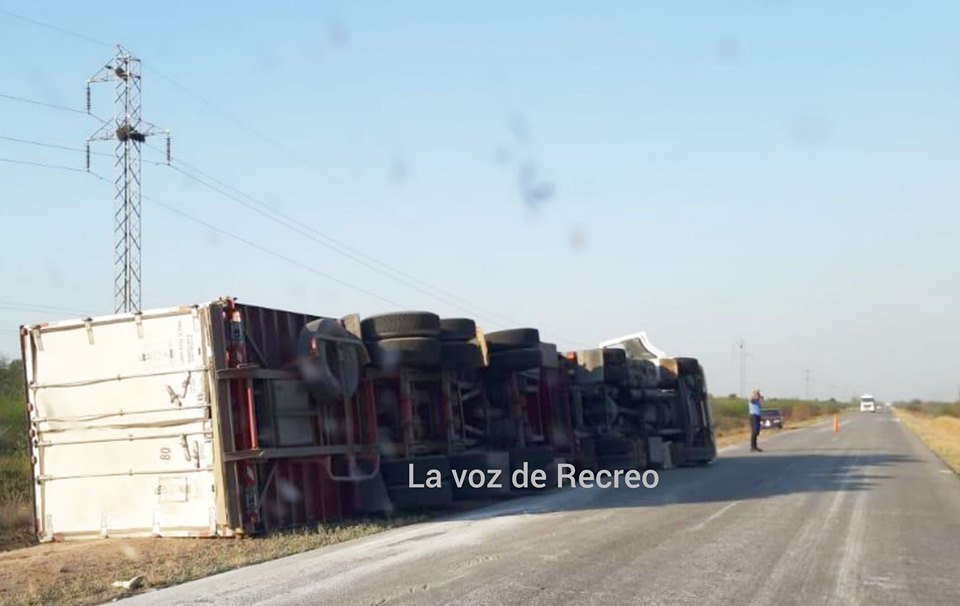Volcó un camión con peras sobre la ruta 20