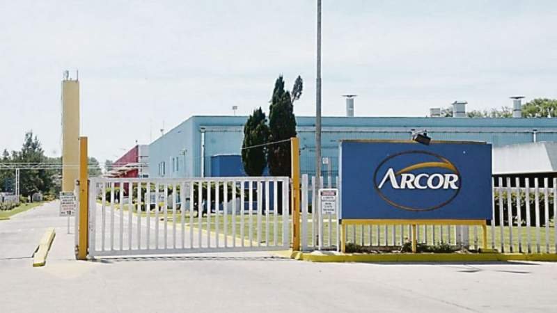 Por la crisis, Arcor adelanta vacaciones a 2500 empleados
