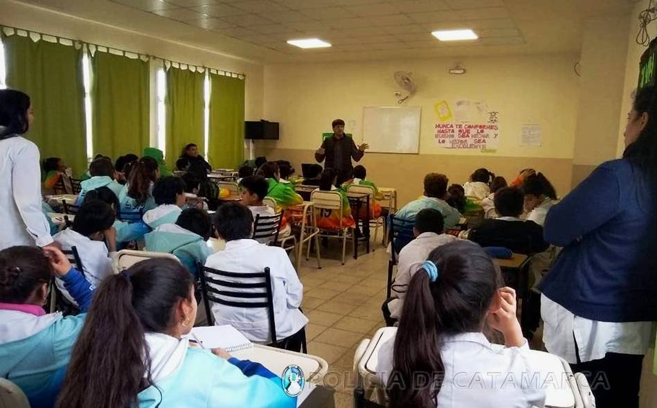 Personal de Drogas Peligrosas de la Policía brindó una charla a alumnos de la Escuela Primaria de Valle Chico