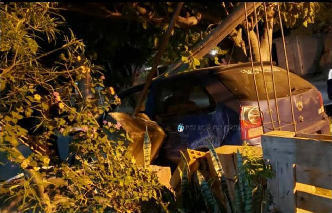 Perdió el control del rodado y terminó chocando contra una pared medianera