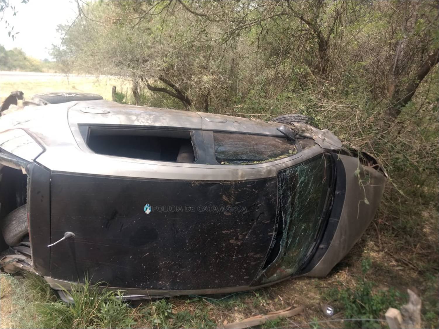Chocó contra un  alambrado y volcó a un costado de la banquina