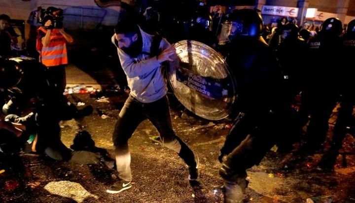 Barcelona: siguen las protestas y la represión tras la condena a los separatistas