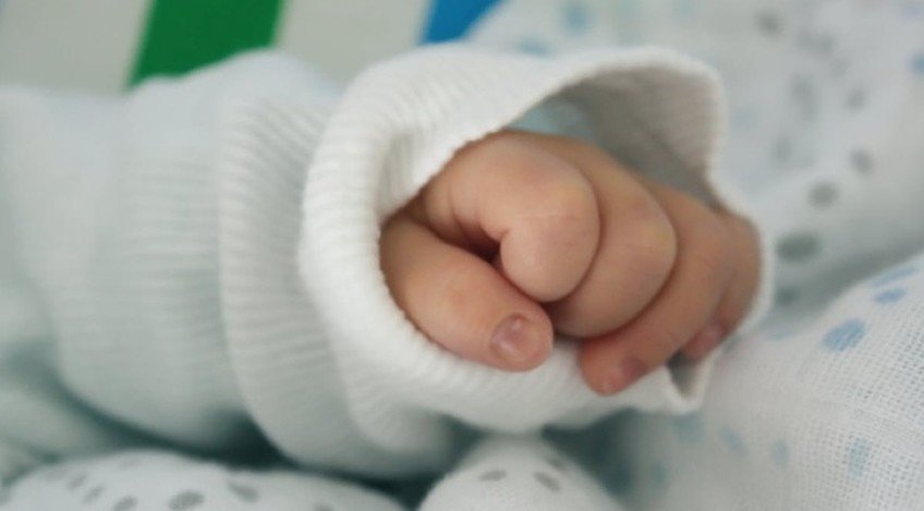 Una madre de 18 años tiró a su bebé recién nacido por la ventana