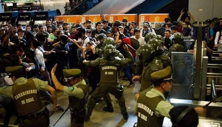 Crece la rebelión de los estudiantes chilenos contra el aumento del boleto del subte