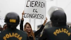 Crisis política en Perú: los jefes de las Fuerzas Armadas y de la Policía respaldan a Martín Vizcarra tras la disolución del Congreso
