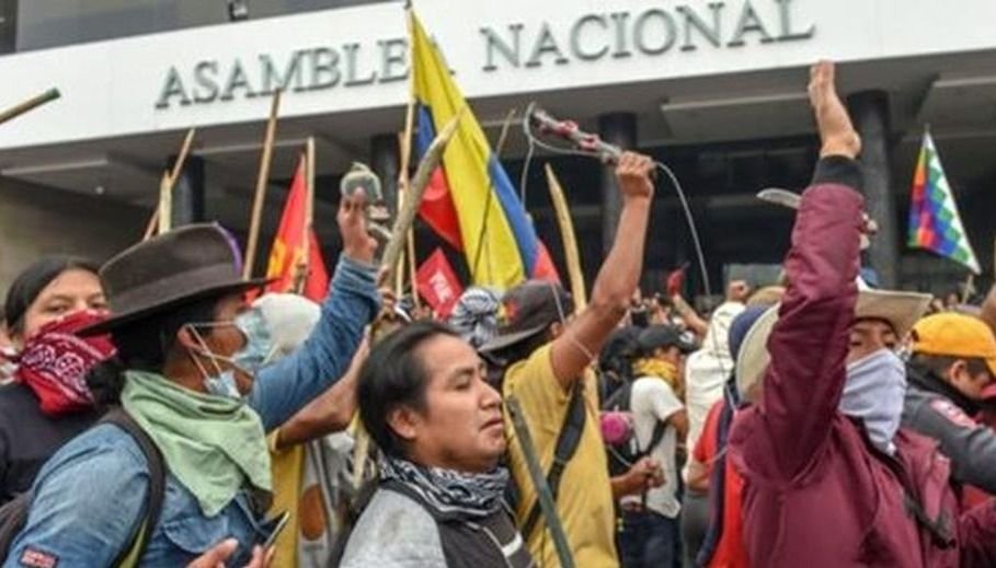 Crisis en Ecuador: indígenas tomaron el Parlamento al grito de «¡Fuera Moreno!»