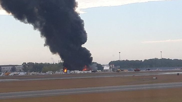Avión de la Segunda Guerra Mundial se estrelló al aterrizar y se prendió fuego
