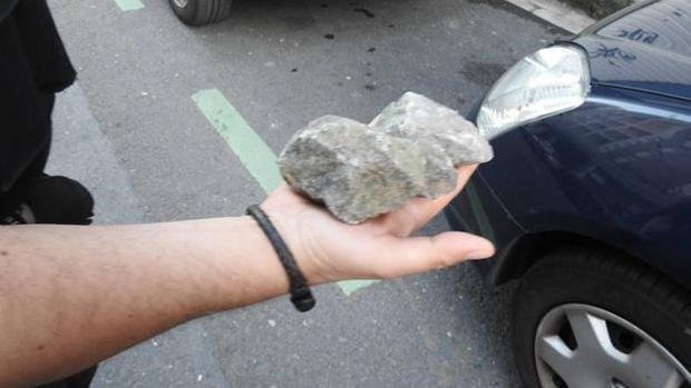 Intentó robar y como no pudo, arrojó elementos contundentes contra el local