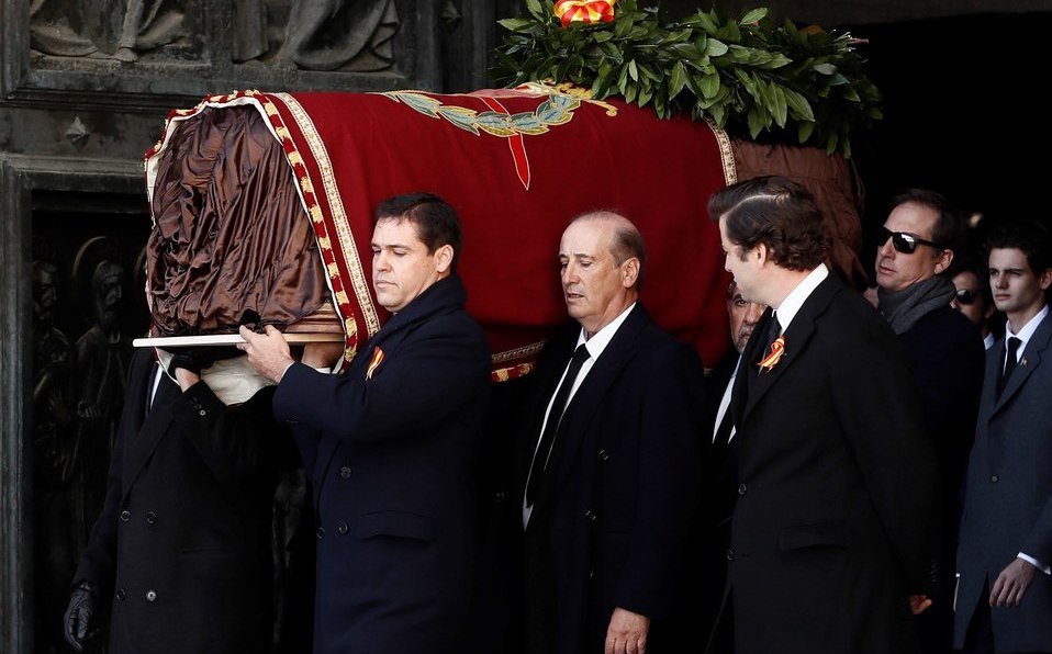 España: Exhumaron los restos del dictador Francisco Franco