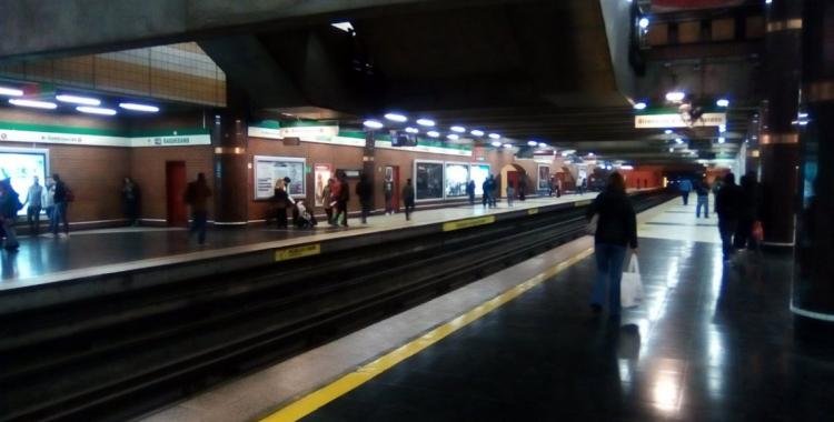 Investigan un supuesto centro de tortura en una estación de subte de Santiago de Chile