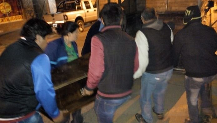 Salta: No le permitían ir al velorio de su Padre y familiares llevaron el cuerpo a la Comisaria