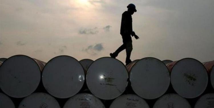 El precio del petróleo baja en todo el mundo y Argentina sube la nafta