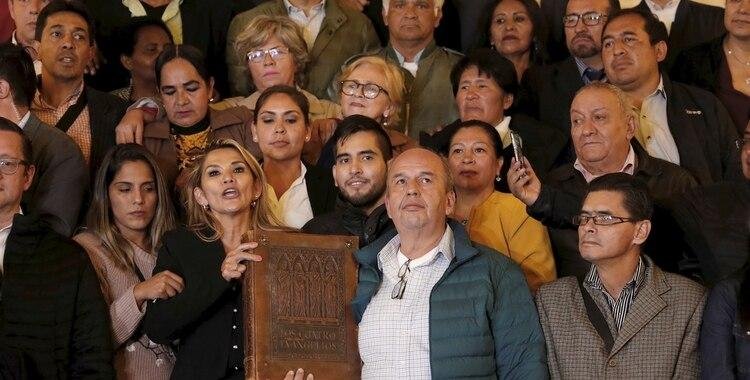 El Gobierno golpista de Bolivia anunció la persecución a los diputados y senadores del MAS