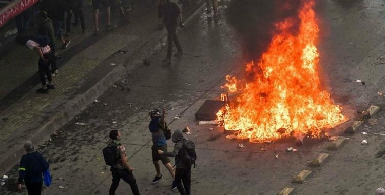 Atacan la Embajada Argentina en Chile en medio de la represión de los carabineros