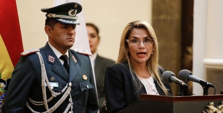 Jeanine Áñez entrega cinco millones de dólares a los militares para comprar armas