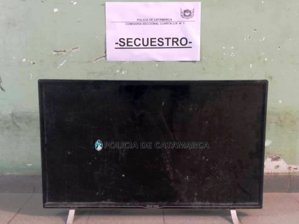 Encuentran televisor escondido en un canal del norte de la ciudad