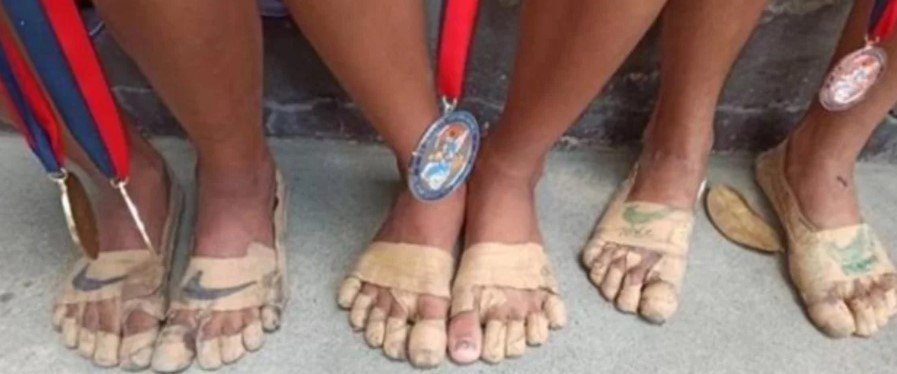 Una nena de 11 años logró tres medallas de oro con zapatillas dibujadas en sus pies