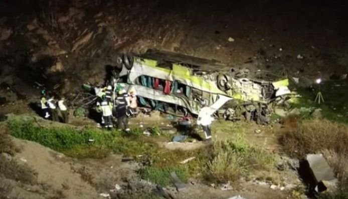 Tragedia en Chile: al menos 20 muertos al caer un colectivo en un barranco