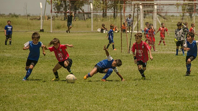 No puede jugar al fútbol con sus compañeros por ser mujer