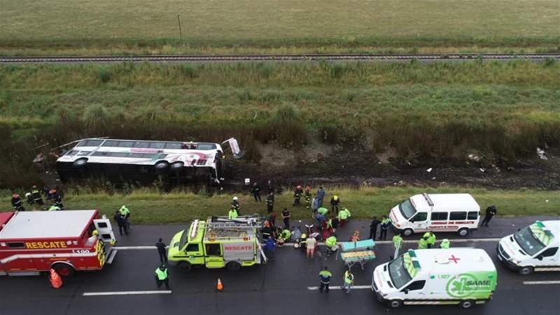 Al menos 15 heridos, dos de gravedad, al volcar un micro en Buenos Aires