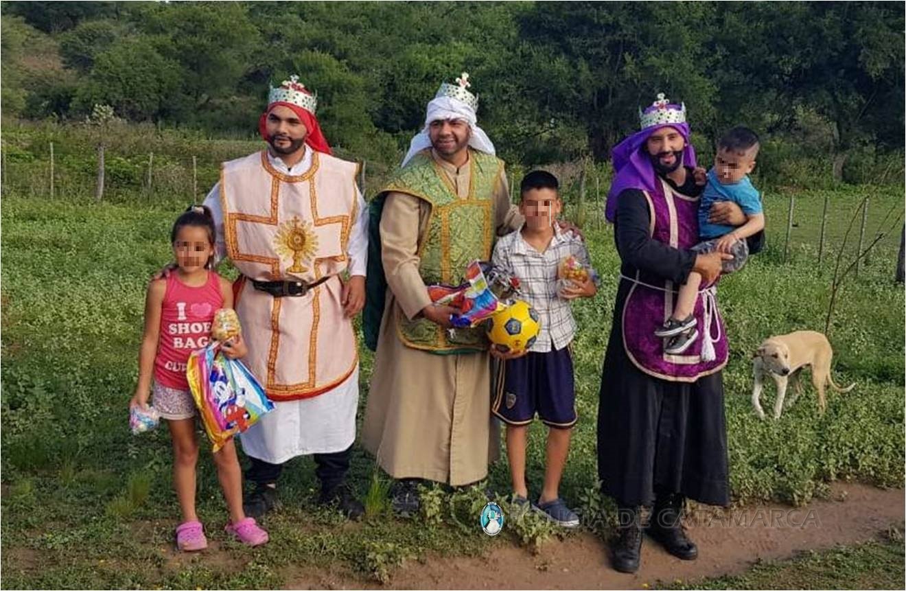 Policías personificaron a los Reyes Magos en Ancasti