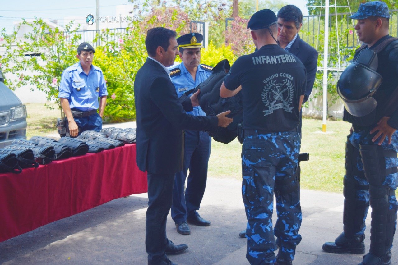 Autoridades de la cartera de seguridad entregaron equipos de protección para los grupos especiales de la Policía de la Provincia