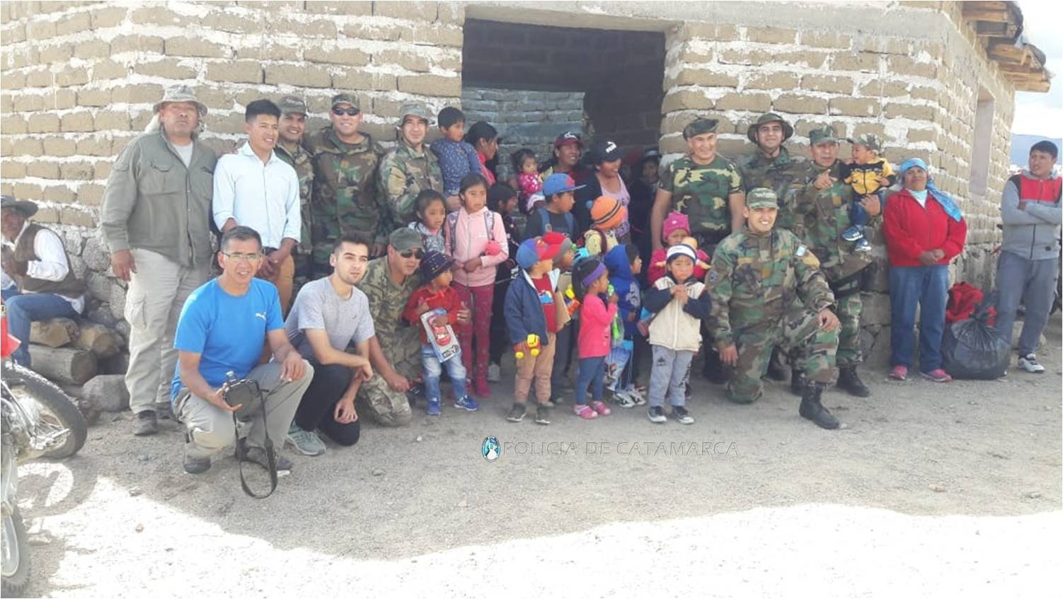 Efectivos policiales entregaron donaciones en Belén y Antofagasta de la Sierra